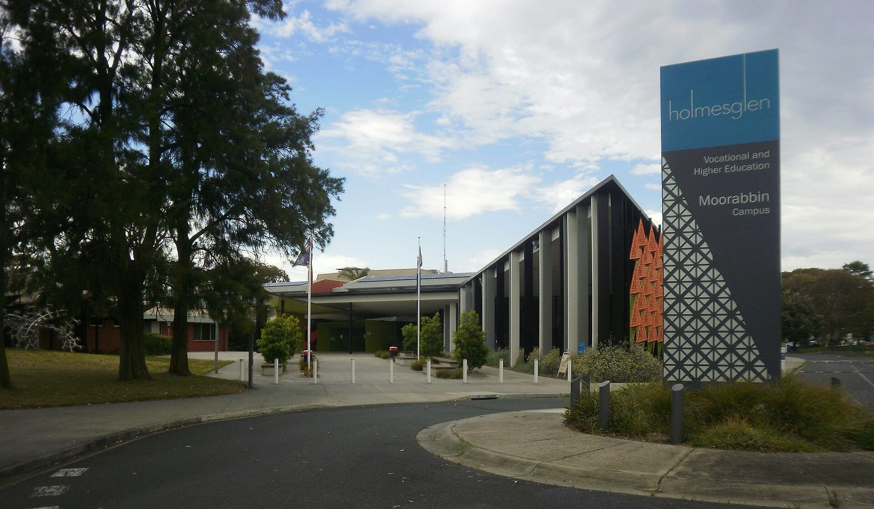 Entrance building and signage of the Holmesglen Moorabbin Campus